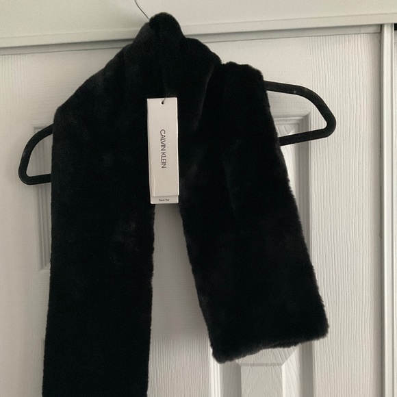 Calvin Klein Faux Fur scarf - Picture 1 of 4